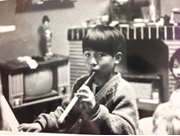 ピアノを弾きながら笛を吹く子供の頃の写真